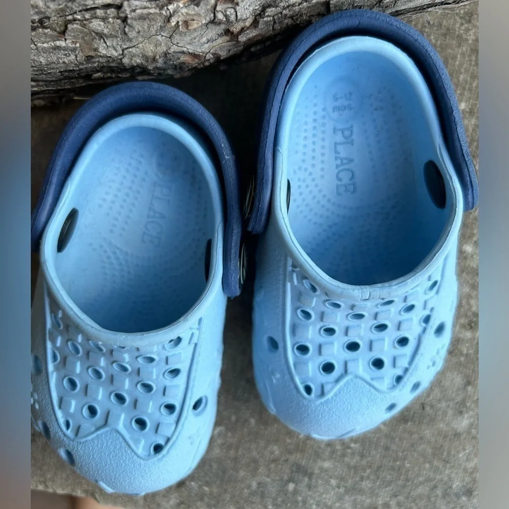 The Children’s Place unisex slip in lightweight baby shoes Sz-6-12‎ months.  G